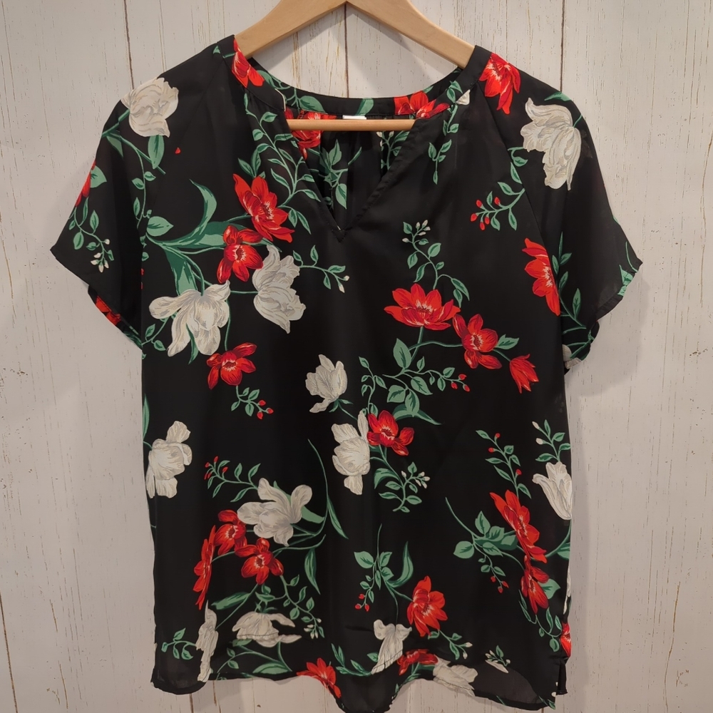 Old Navy Red and White Floral Short Sleeve Blouse Size M